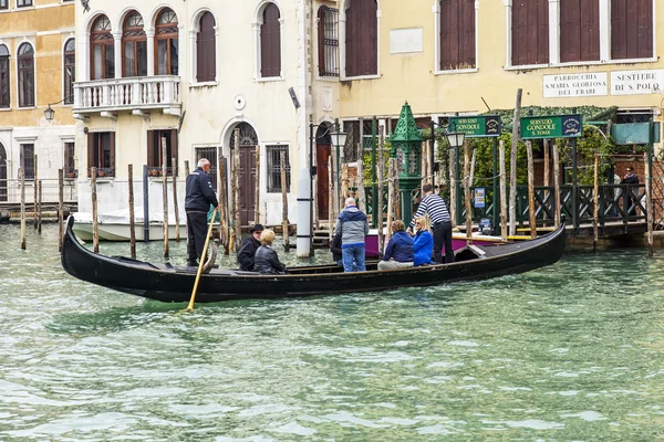 VENICE, ITÁLIA - em 3 de maio de 2015. A gôndola com passageiros flutua no Grande Canal (Canal Grande ) — Fotografia de Stock