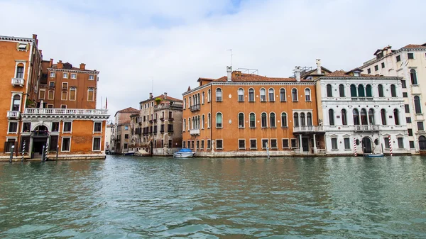 VENICE, ITALY - on MAY 3, 2015. City landscape. Main thoroughfare of the city Grandee channel (Canal Grande). — Stock Photo, Image