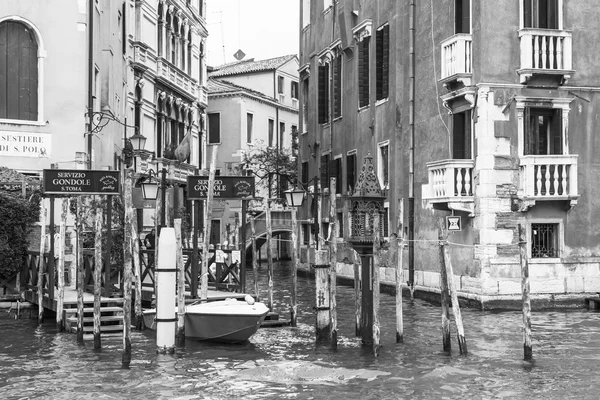 Βενετία, Ιταλία - στις 3 Μαΐου 2015. Προβλήτα στην όχθη του το μεγάλο κανάλι (Canal Grande). — Φωτογραφία Αρχείου