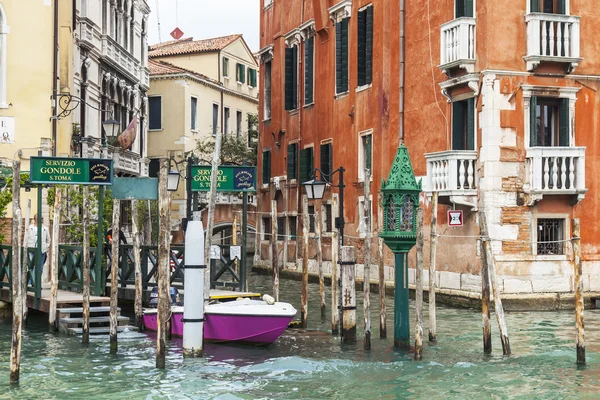 Venice, Italië - op 3 mei 2015. Pier op de oever van het Grand kanaal (Canal Grande). — Stockfoto