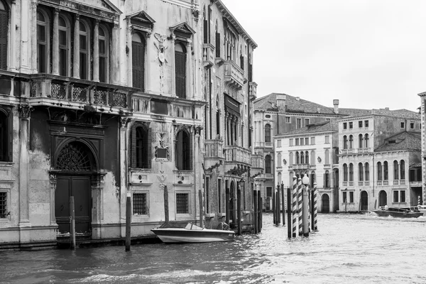 イタリア、ヴェネツィア- 2015年5月3日。街の風景。市内の主要道路グランデ水路（キャナルグランデ）). — ストック写真