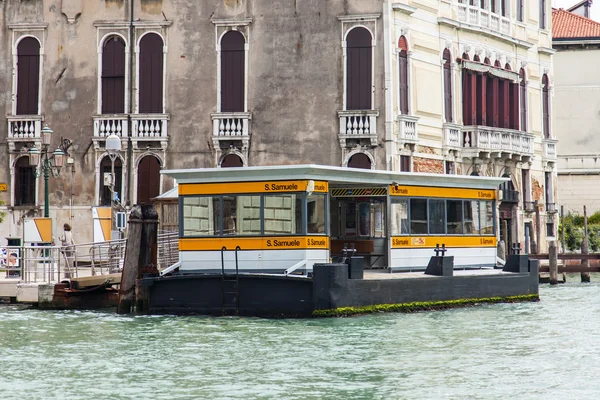 VENICE, ITALY - on MAY 3, 2015. Pier for vaporetto on the bank of the Grand channel (Canal Grande). Vaporetto is a main type of public transport in Venice — 스톡 사진