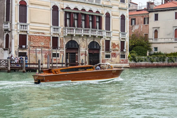 VENISE, ITALIE - le 3 mai 2015. Paysage urbain. Principale artère de la ville Canal Grandee (Canal Grande ). — Photo