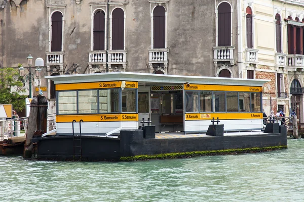 VENICE, ITÁLIA - em 3 de maio de 2015. Pier para vaporetto na margem do Grande canal (Canal Grande). Vaporetto é um dos principais tipos de transporte público em Veneza — Fotografia de Stock