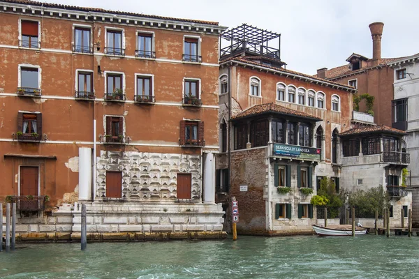 Venedig, Italien - den 3 maj 2015. Stadslandskapet. Utsikt över kusten av Grand kanal (Canal Grande) och typiska arkitektoniska complex — Stockfoto