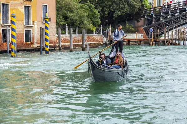 Venice, Olaszország - a május 3-án, a 2015. A gondola utasokat úszik a nagy csatorna (Canal Grande) — Stock Fotó