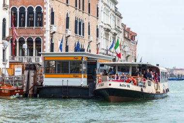 Venice, İtalya - 3 Mayıs 2015 tarihinde. Vaporetto pier Grand kanal (Canal Grande) kıyısında hakkında. Vaporetto Venedik'te toplu taşıma ana türüdür