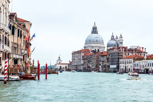 VENICE, ITALY - on MAY 3, 2015. City landscape. View of the coast of the Grand channel (Canal Grande) and typical architectural complex — Stock Photo, Image