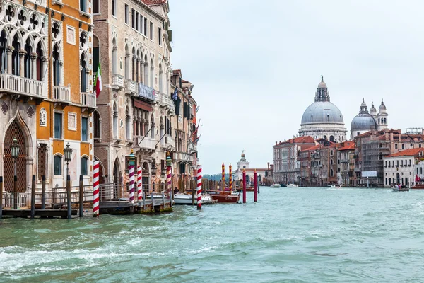 VENICE, ITALY - on MAY 3, 2015. City landscape. View of the coast of the Grand channel (Canal Grande) and typical architectural complex — Stock Photo, Image