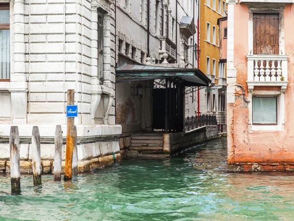 เวนิส อิตาลี วันที่ 3 พฤษภาคม 2015 ภูมิทัศน์ของเมือง มุมมองของชายฝั่งของช่องแกรนด์ (Canal Grande) และคอมเพล็กซ์สถาปัตยกรรมทั่วไป — ภาพถ่ายสต็อก