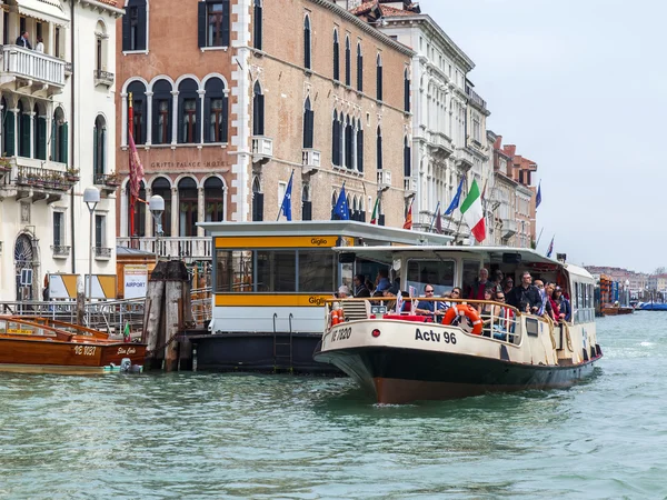 Венеції - на 3 травня 2015 року. Вапоретто про пристані на березі Гранд канал (Canal Grande). Вапоретто є основним видом громадського транспорту у Венеції — стокове фото