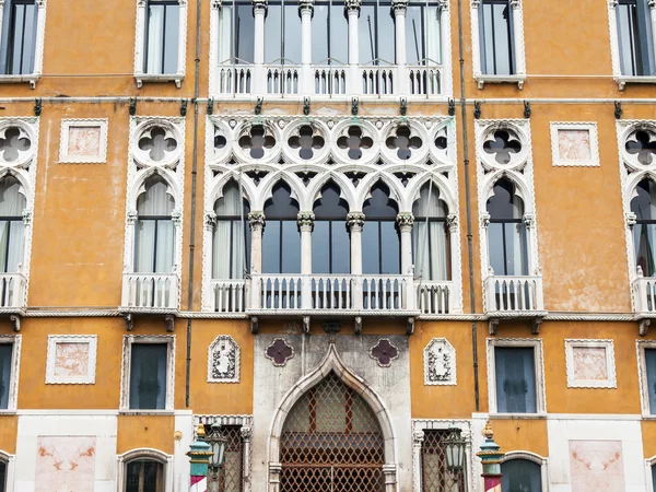 Venedig, Italien - den 3 maj 2015. Fragment av en fasad av typiska gamla huset — Stockfoto