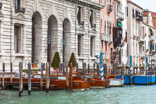 Venice, Italië - op 3 mei 2015. Stad landschap. Uitzicht op de kust van het Grand kanaal (Canal Grande) en typische architectonische complex — Stockfoto