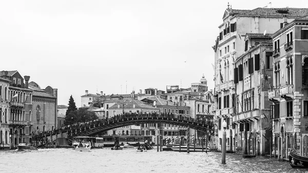 VENISE, ITALIE - le 3 mai 2015. Paysage urbain. Un regard sur le Grandee le canal (Canal Grande) et le pont Akademiya à distance . — Photo