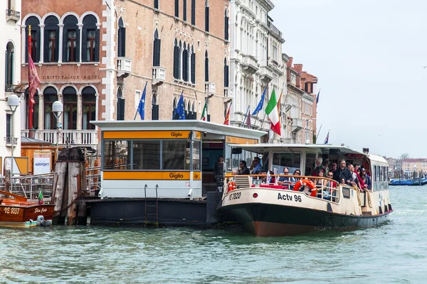 VENICE, ITÁLIA - em 3 de maio de 2015. Vaporetto sobre cais na margem do Grande canal (Canal Grande). Vaporetto é um dos principais tipos de transporte público em Veneza — Fotografia de Stock