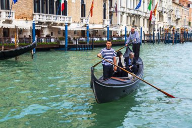 Venice, İtalya - 3 Mayıs 2015 tarihinde. Gondol yolcular ile Grand kanal (Canal Grande üzerinde yüzen)