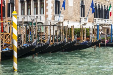 Venice, İtalya - 4 Mayıs 2015 tarihinde. Şehir manzarası. Kanal Grand (Canal Grande üzerinde karakteristik bir sokak lambası)