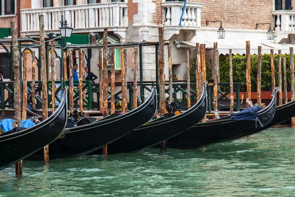 Venice, Olaszország - a május 4-én 2015-ig. Gondolák kikötve, a partján, a Grand csatorna (Canal Grande) kapcsolatban. Ősi paloták töltésén — Stock Fotó