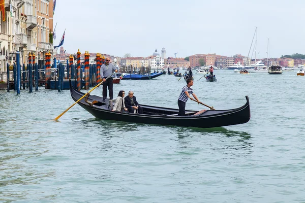 VENICE, ITÁLIA - em 3 de maio de 2015. A gôndola com passageiros flutua no Grande Canal (Canal Grande ) — Fotografia de Stock