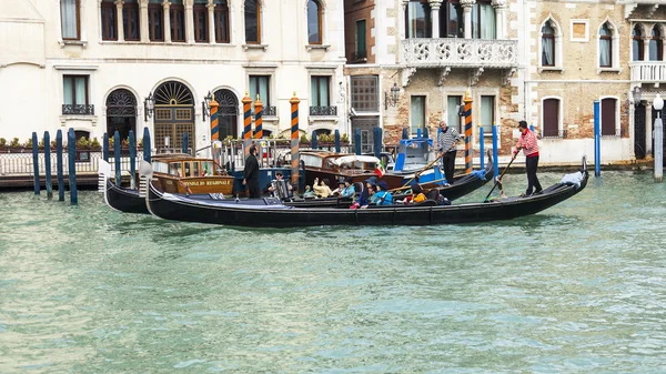 Venice, Italië - op 3 mei 2015. De gondel met passagiers drijft op het Grand kanaal (Canal Grande) — Stockfoto