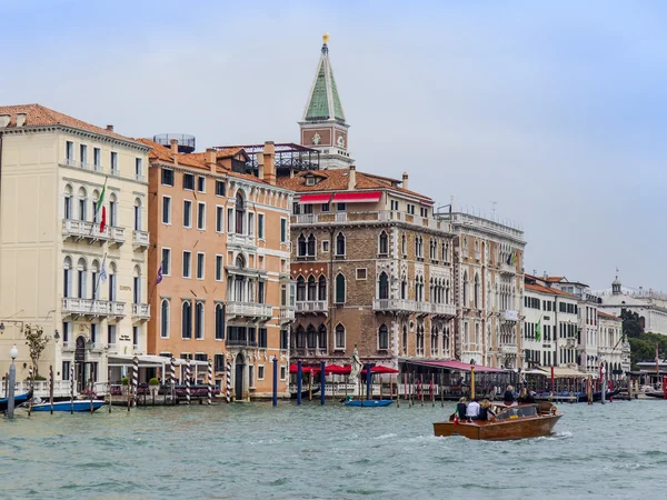 VENICE, ITALY - on MAY 3, 2015. City landscape. View of the coast of the Grand channel (Canal Grande) and typical architectural complex — Stock Photo, Image