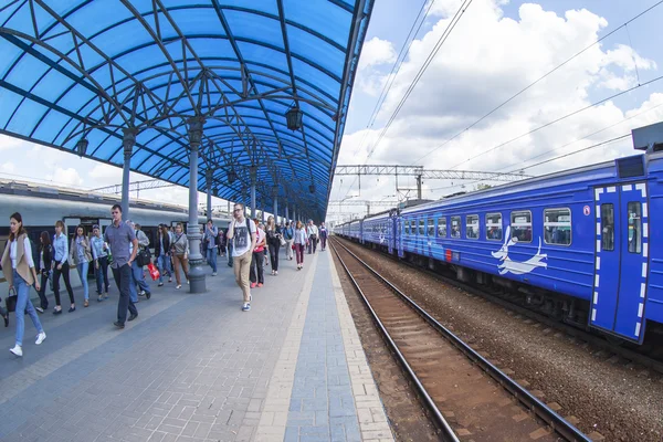 MOSCOW, RUSSIA, on JULY 15, 2015. The local train costs at the platform of the Yaroslavl station, passengers go on the platform, Fisheye view. — Stock fotografie