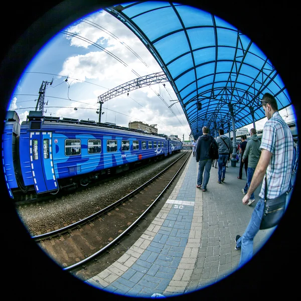 МОСКВА, РОССИЯ, 15 июля 2015 г. Местный поезд стоит на платформе Ярославского вокзала, пассажиры идут на платформу, вид на Рыбный глаз . — стоковое фото