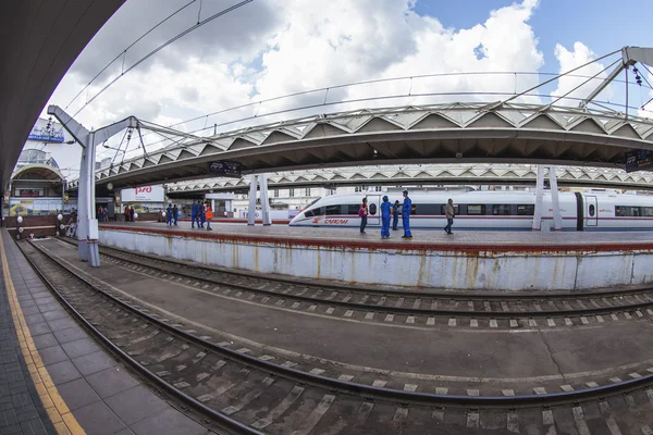 Moskva, Ryssland, den 15 juli 2015. Det moderna snabbtåget tåget nära plattformen av Leningrad stationen, passagerare går på plattformen, Fisheye Visa. — Stockfoto