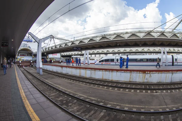 MOSCOW, RUSSIA, on JULY 15, 2015. The modern high-speed train Sapsan near the platform of the Leningrad station, passengers go on the platform, Fisheye view. — Stock Photo, Image