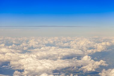 Bulutlar üzerinde uçan uçağın penceresinden görüntülemek