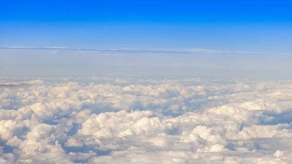 Blick aus dem Fenster des fliegenden Flugzeugs auf Wolken — Stockfoto