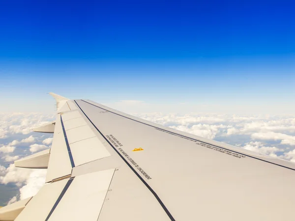 Vista dal finestrino dell'aereo volante sulle nuvole — Foto Stock