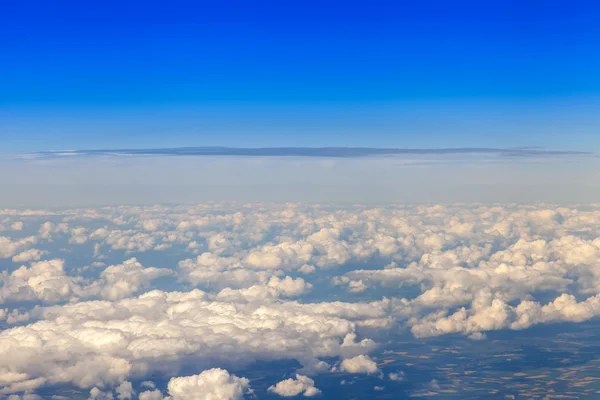 查看从飞行中的飞机在云层上的窗口 — 图库照片