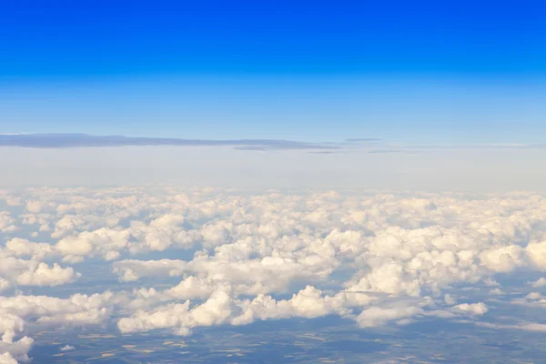 Utsikt från fönstret i flygande planet på moln — Stockfoto