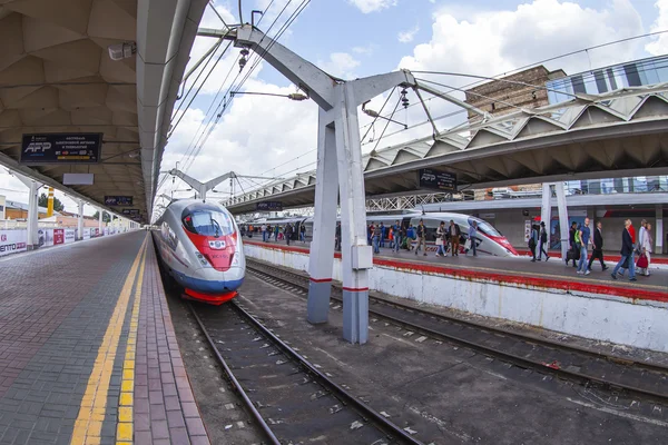 MOSCOW, RÚSSIA, em 15 de julho de 2015. O moderno trem de alta velocidade Sapsan perto da plataforma da estação de Leningrado, os passageiros vão na plataforma, Fisheye vista . — Fotografia de Stock