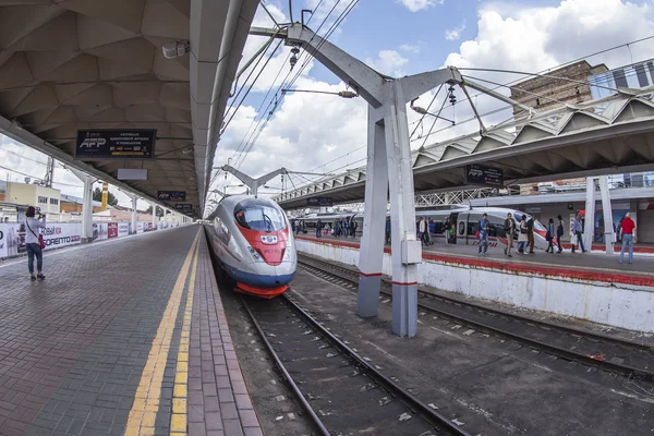 MOSCOU, RUSSIE, le 15 juillet 2015. Le train à grande vitesse moderne Sapsan près de la plate-forme de la gare de Leningrad, les passagers vont sur le quai, vue Fisheye . — Photo