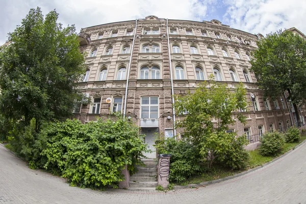 Moskau, russland, am 15. juli 2015. gartenring, typische architektur, fisheye view. ein Gartenring - ein Ring von Straßen, eines der Wahrzeichen der Stadt und eine der lebhaftesten Durchgangsstraßen — Stockfoto