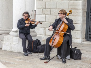 Venice, İtalya - 3 Mayıs 2015 tarihinde. Grand kanal (Canal Grande kıyısında sokak müzisyenleri)