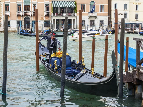 VENISE, ITALIE - le 4 mai 2015. Paysage urbain. Les gondoles sont amarrées sur la côte du Grand Canal (Canal Grande ) — Photo