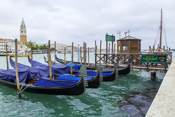 VENICE, ITALY - on MAY 4, 2015. City landscape. Gondolas are moored about the coast of the Grand channel (Canal Grande) — Stock Photo, Image