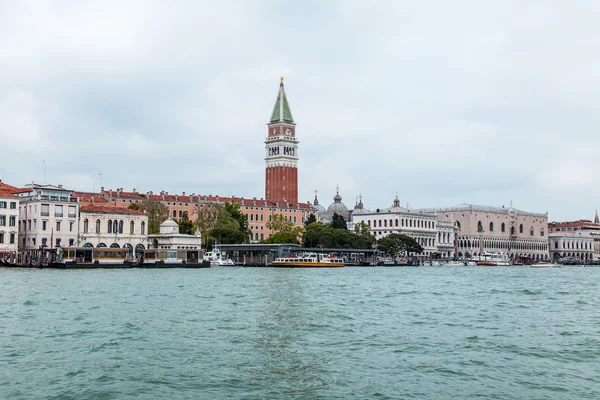 Venice, Italië - op 29 April 2015. Een weergave van Venetië van de Venetiaanse lagune — Stockfoto