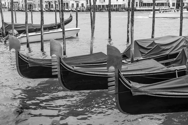 VENISE, ITALIE - le 4 mai 2015. Paysage urbain. Les gondoles sont amarrées sur la côte du Grand Canal (Canal Grande ) — Photo