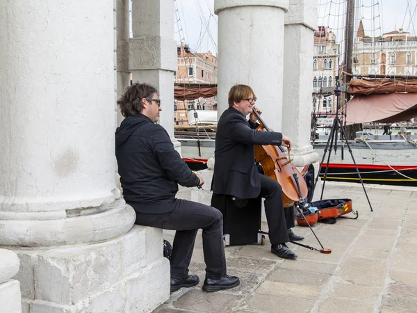 VENECIA, ITALIA - el 3 de mayo de 2015. Músicos callejeros a orillas del Gran Canal (Canal Grande ) — Foto de Stock