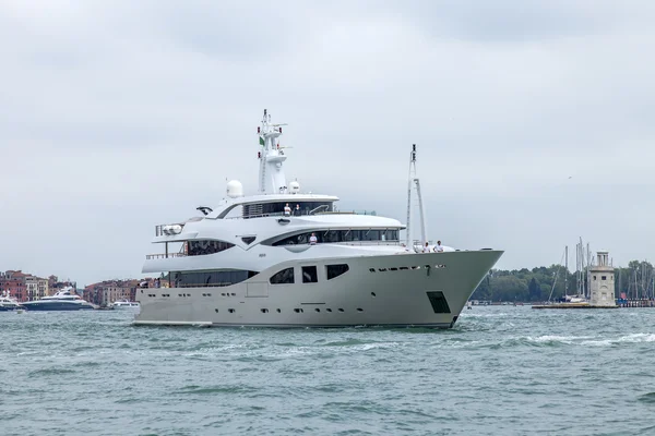 Wenecja, Włochy - na 3 maja 2015. Prywatny Jacht opuszcza port morski jacht Venice — Zdjęcie stockowe