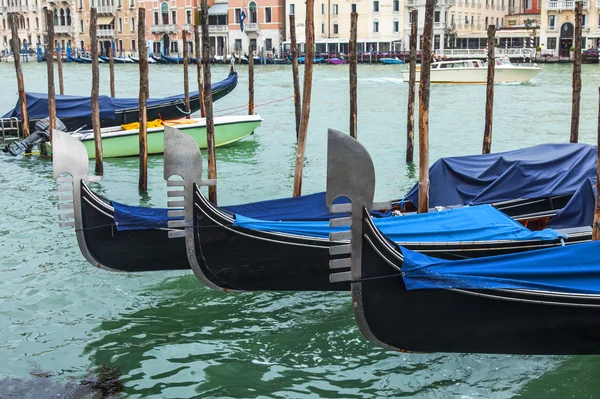 VENEZIA - il 4 MAGGIO 2015. Paesaggio urbano. Le gondole sono ormeggiate sulla costa del Canal Grande (Canal Grande ) — Foto Stock