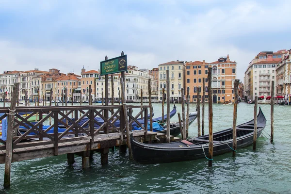 VENEZIA - il 4 MAGGIO 2015. Paesaggio urbano. Le gondole sono ormeggiate sulla costa del Canal Grande (Canal Grande ) — Foto Stock