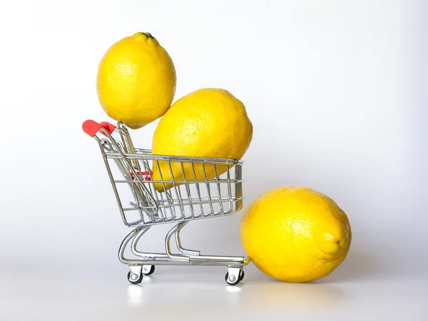 Limones en el carro para compras — Foto de Stock