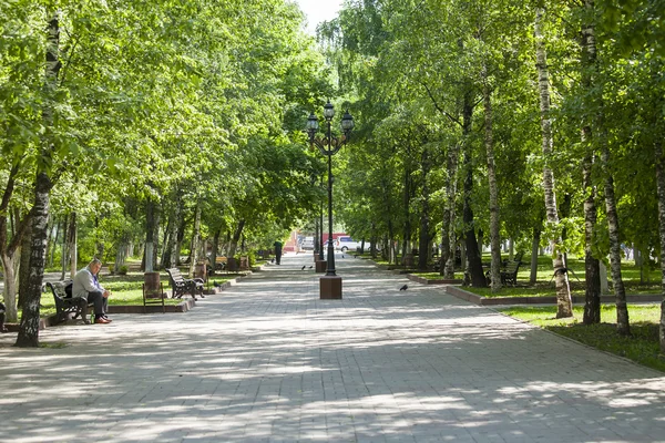 PUSHKINO, RUSIA - el 1 de junio de 2015. Paisaje de la ciudad en el soleado día de verano . —  Fotos de Stock