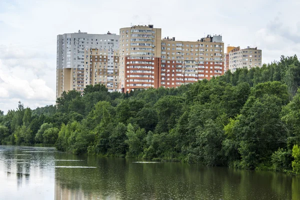 Pushkino, Rusko - 1. června 2015. Nové multystoried domy na břehu řeky Serebrjanka — Stock fotografie