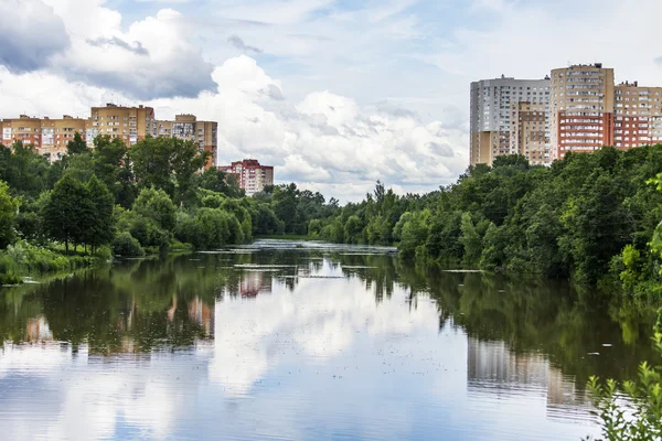 Pushkino, russland - am 1. juni 2015. neue mehrstöckige häuser am ufer der serebryanka — Stockfoto